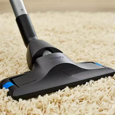 Aspirando con el cepillo para alfombras
